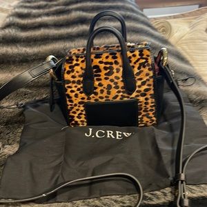 versatile W/ detachable crossbody strap.last picture. Zippered interior pocket